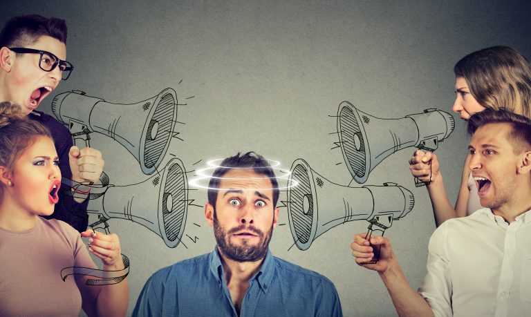 Jak zkušený novinář přišel o místo, protože napsal pravdu o muži, o kterém se smí mluvit jenom hezky