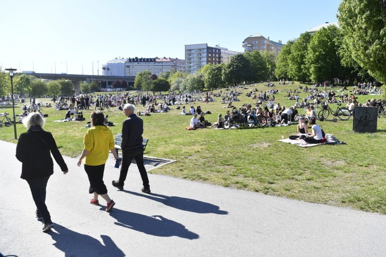 Proč v Česku, které zavřelo ekonomiku a nařizuje roušky, počet nakažených roste, a ve Švédsku, jež nic nezavřelo a roušky považuje za nebezpečné, čísla neustále klesají?