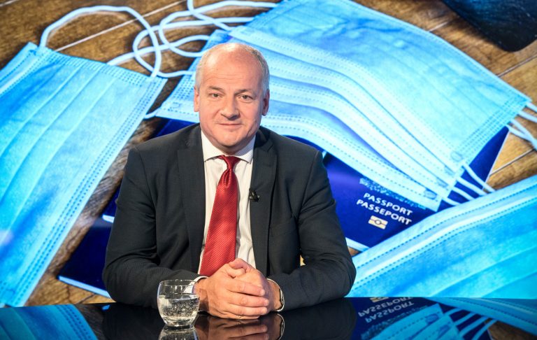 „Pro dlouhodobé nošení není vhodná ochrana rouška ani respirátor. Nedokážu si představit běhat v nich třeba půl roku,“ řekl Roman Prymula při pandemii prasečí chřipky