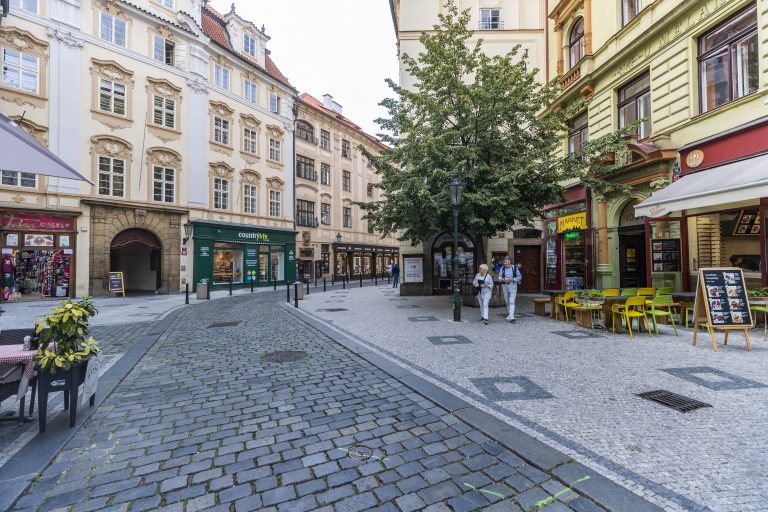 S kým zamete nové koště Prymula 2020? Jak probíhá vládní salámová metoda? A proč ministr zdravotnictví chystá další opatření na omezení shromažďování?