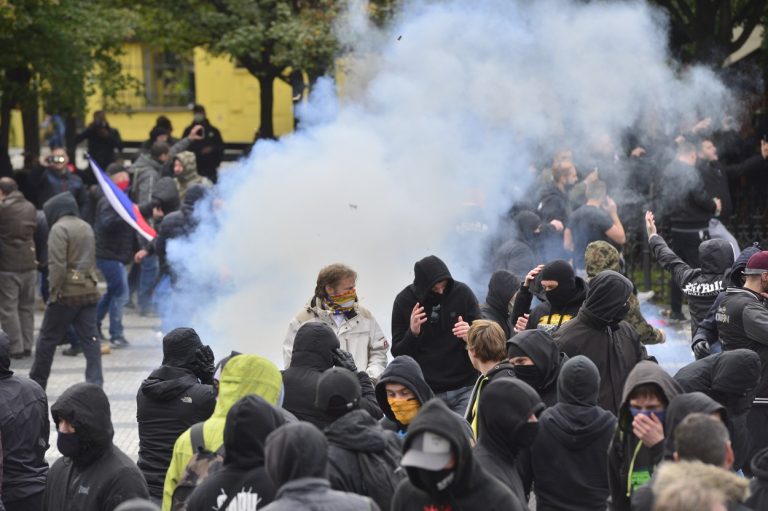 K masovým demonstracím po celém světě se poprvé přidali i Češi. „Nemáme práci,“ proto jsme tady,“ volali někteří, než začaly vzduchem létat dělbuchy