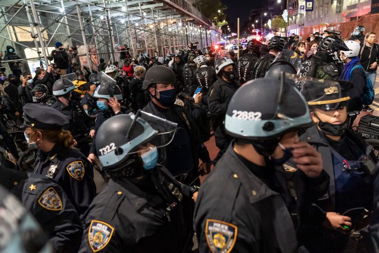 Jak Američané zničili volby, poslední baštu západní demokracie. Co bude dál?